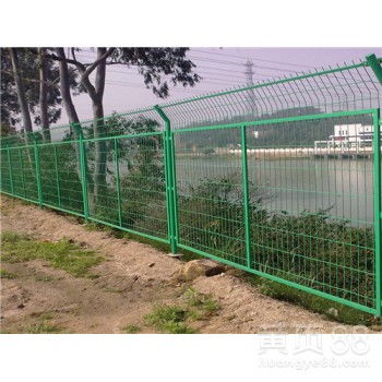 绿色防线 公路隔离防护网区的园林景观与工业美感交融
