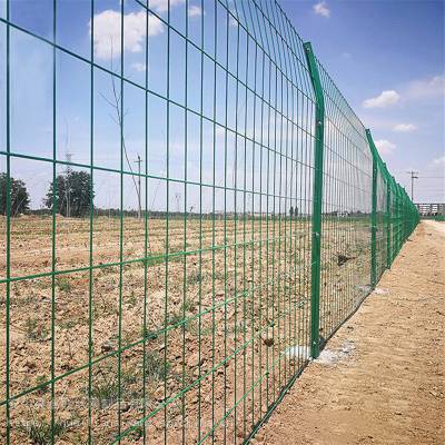 高速公路护栏网与石雕工艺品的融合 现代交通与艺术的交汇点