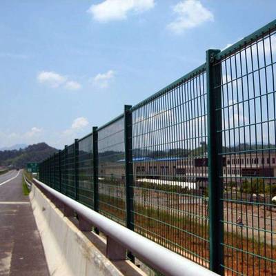 山东高速路护栏网 守护交通安全的关键设施