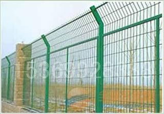 国标框架护栏网 金属聚乙烯浸塑框架护栏网的专业解析